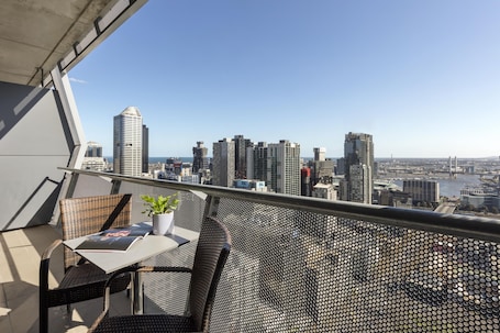 Oaks Melbourne on William Suites